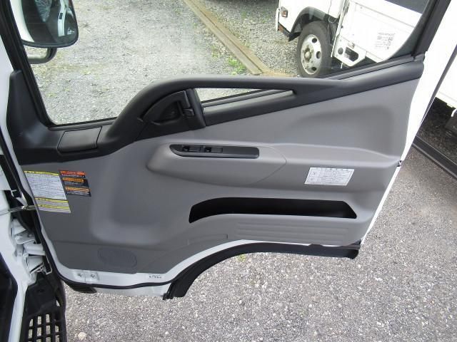 MITSUBISHI CANTER 2023