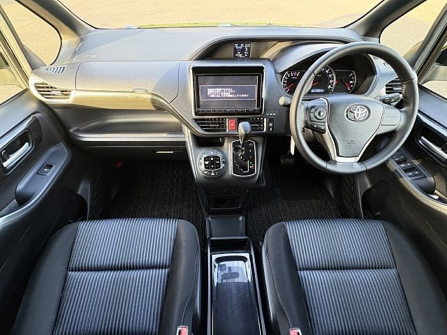 TOYOTA NOAH 2014