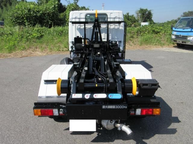 MITSUBISHI CANTER 2024