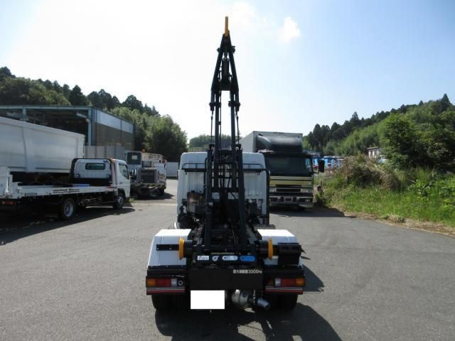 MITSUBISHI CANTER 2024