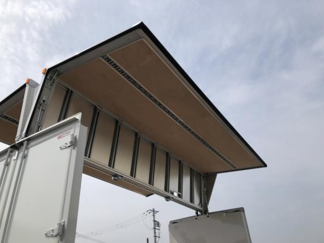 MITSUBISHI CANTER 2025