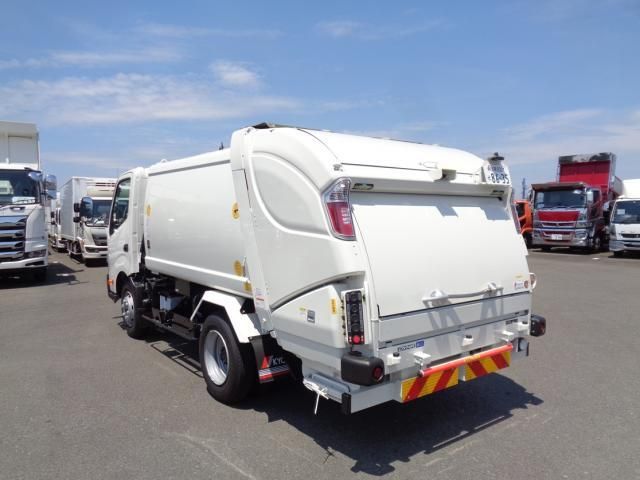 TOYOTA DYNA 2025
