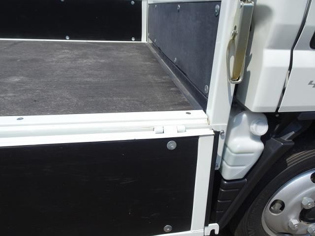 MITSUBISHI CANTER 2023