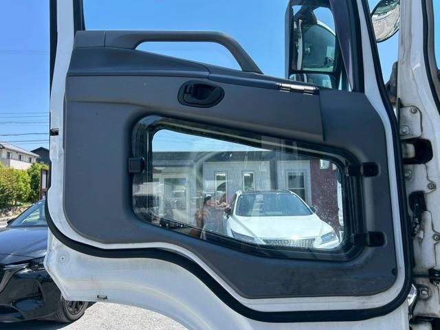 MITSUBISHI FUSOU SUPER GREAT 2014