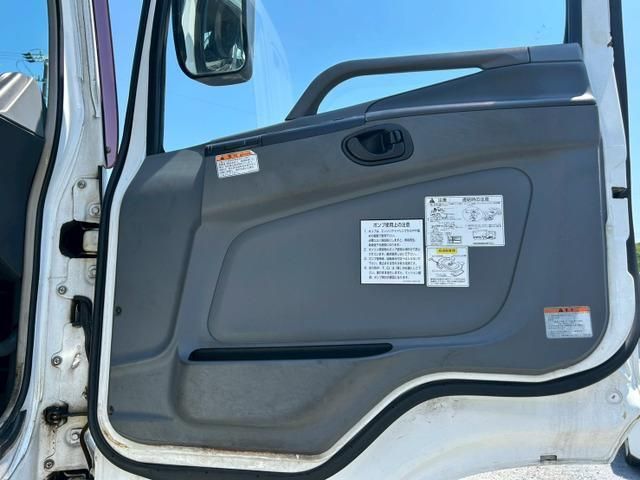 MITSUBISHI FUSOU SUPER GREAT 2014