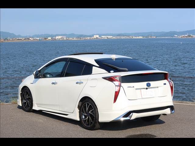 TOYOTA PRIUS 2016