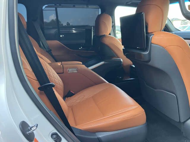 TOYOTA LEXUS LX600 2023