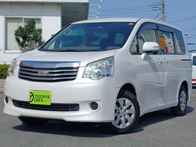 TOYOTA NOAH 2013