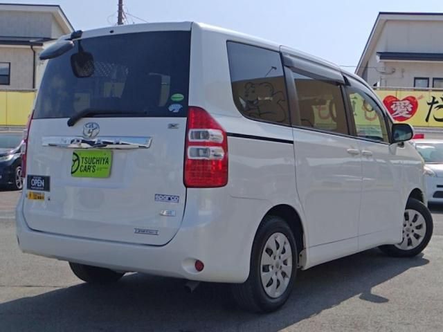 TOYOTA NOAH 2013