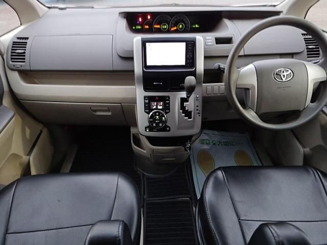 TOYOTA NOAH 2013