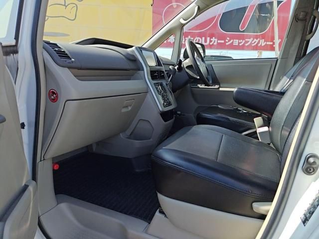 TOYOTA NOAH 2013
