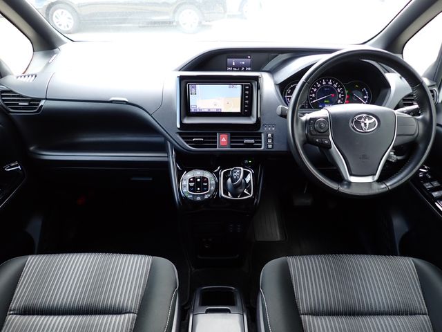 TOYOTA VOXY HYBRID 2019