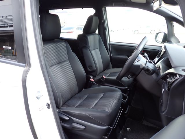 TOYOTA VOXY HYBRID 2019