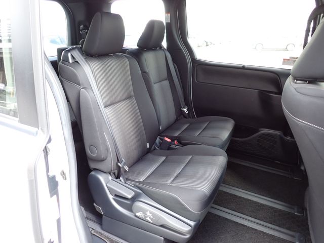 TOYOTA VOXY HYBRID 2019