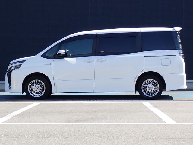 TOYOTA VOXY HYBRID 2019