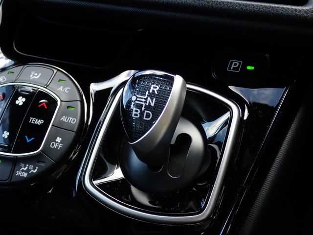 TOYOTA VOXY HYBRID 2019