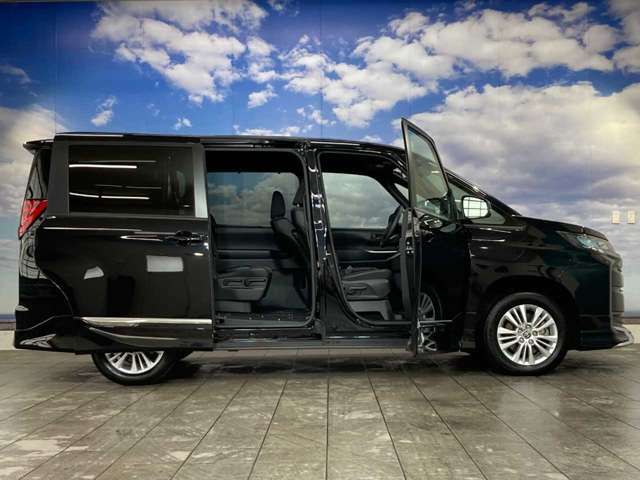 TOYOTA NOAH 4WD 2023