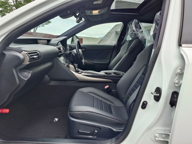 TOYOTA LEXUS IS300h 2019