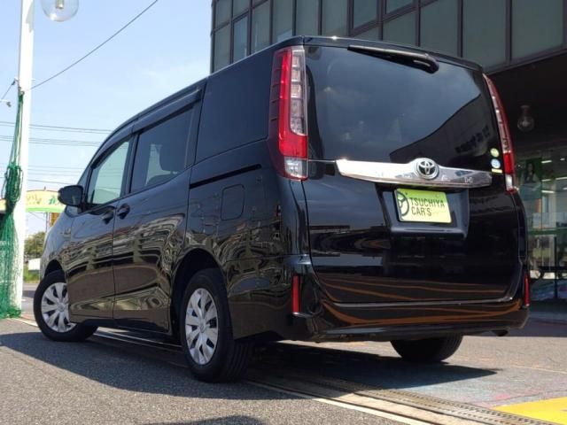 TOYOTA NOAH 2015