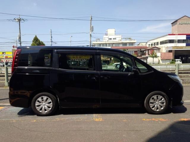 TOYOTA NOAH 2015
