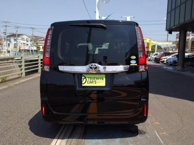 TOYOTA NOAH 2015