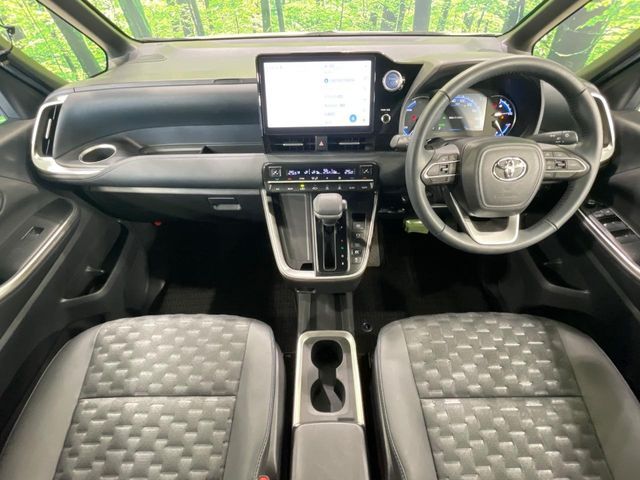TOYOTA VOXY HYBRID 2022