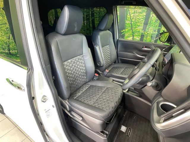 TOYOTA VOXY HYBRID 2022