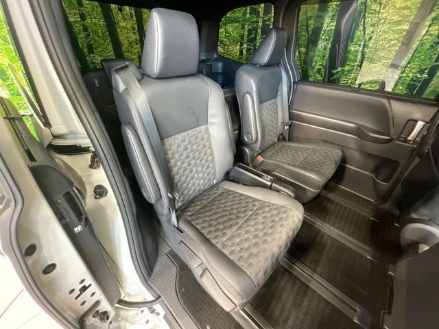 TOYOTA VOXY HYBRID 2022