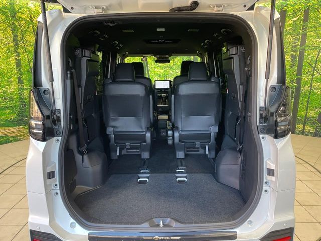 TOYOTA VOXY HYBRID 2022