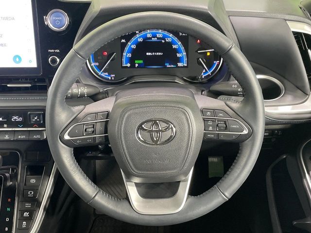 TOYOTA VOXY HYBRID 2022