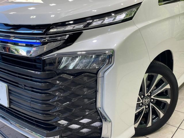 TOYOTA VOXY HYBRID 2022