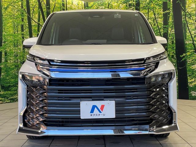 TOYOTA VOXY HYBRID 2022