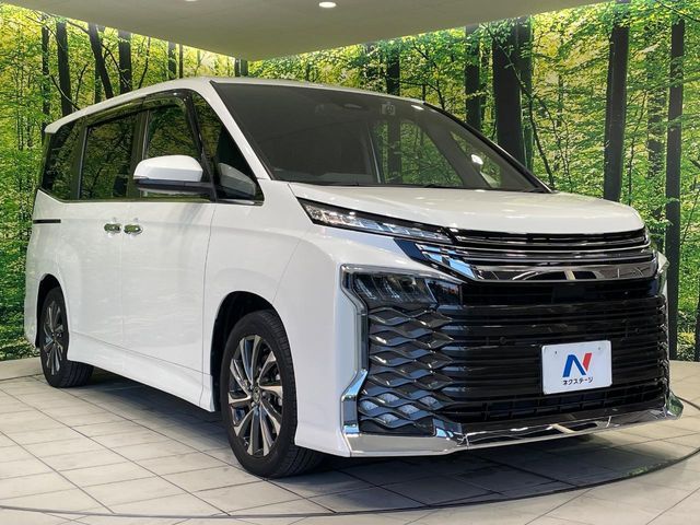 TOYOTA VOXY HYBRID 2022