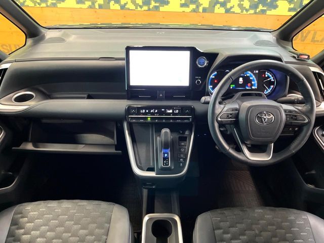 TOYOTA VOXY HYBRID 2022