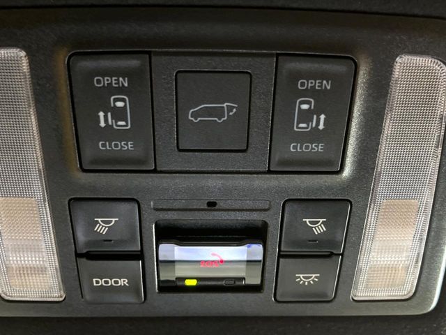 TOYOTA VOXY HYBRID 2022