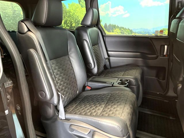 TOYOTA VOXY HYBRID 2022