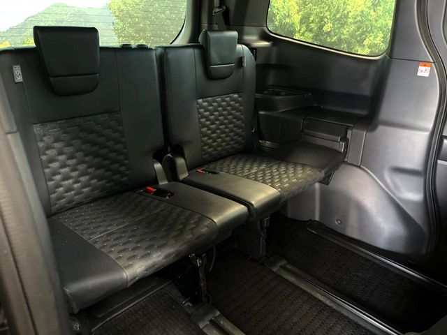 TOYOTA VOXY HYBRID 2022