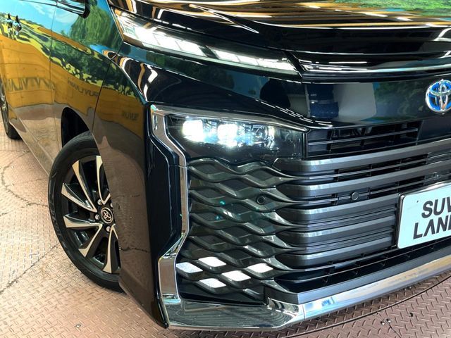 TOYOTA VOXY HYBRID 2022