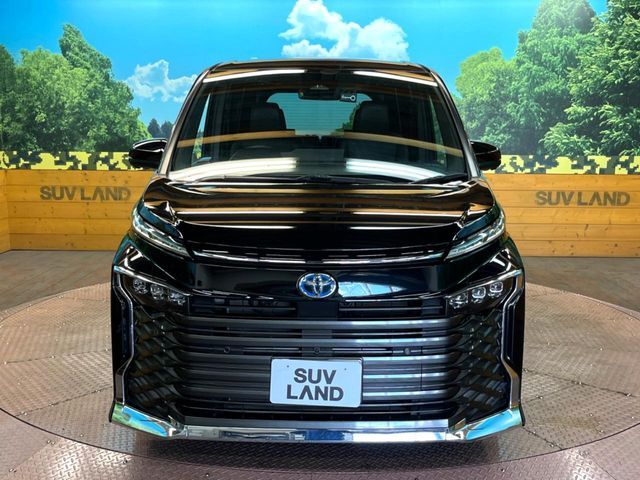 TOYOTA VOXY HYBRID 2022