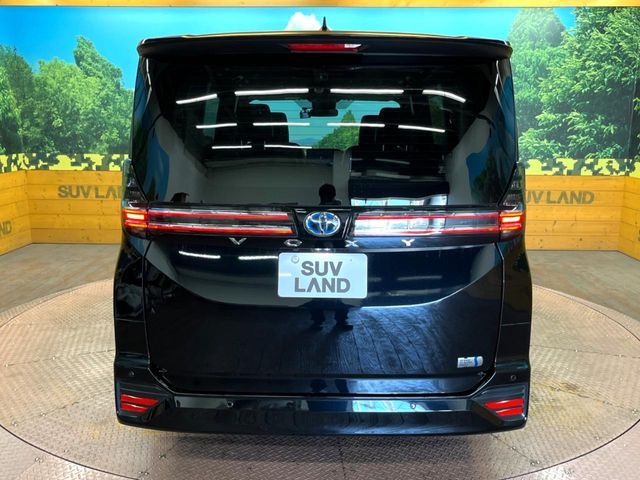 TOYOTA VOXY HYBRID 2022