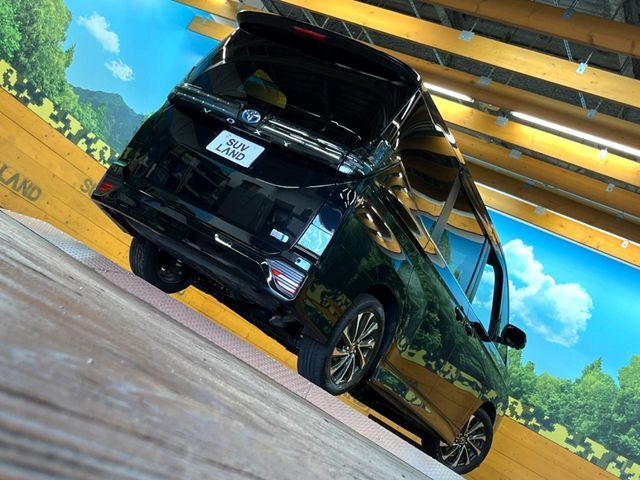 TOYOTA VOXY HYBRID 2022