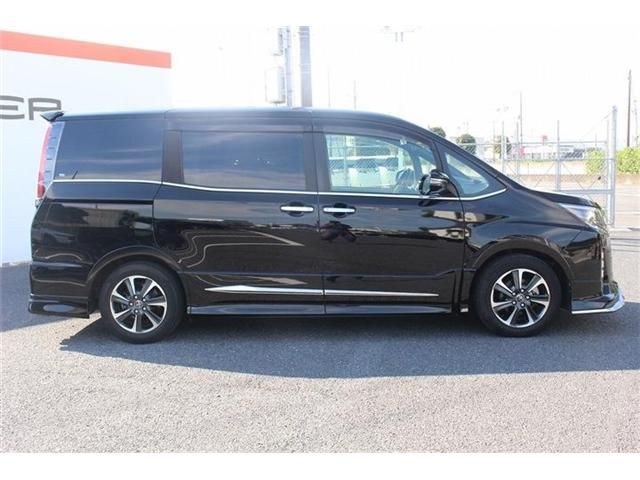 TOYOTA NOAH 2018