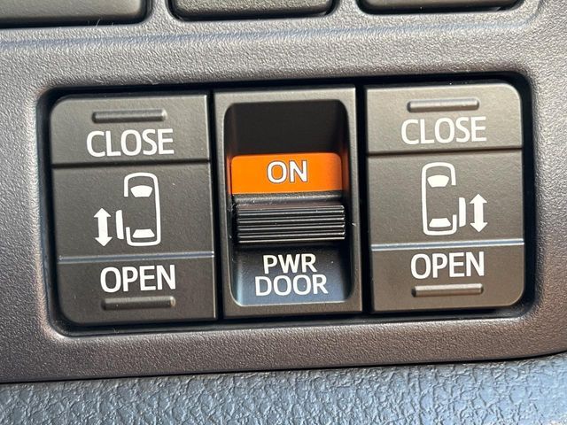 TOYOTA VOXY HYBRID 2016