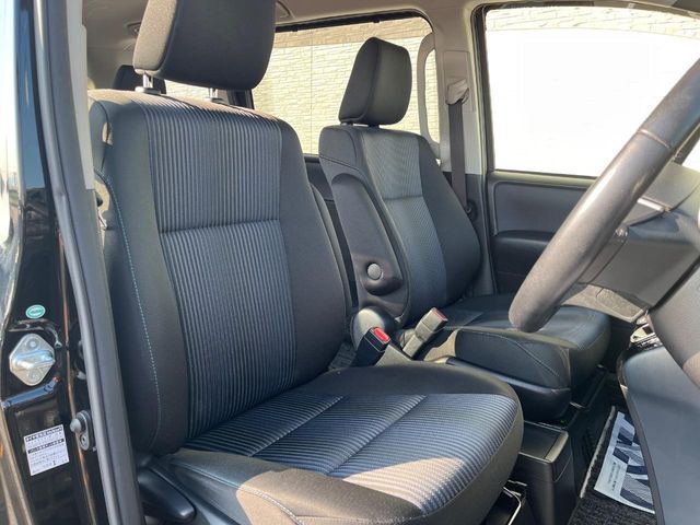 TOYOTA VOXY HYBRID 2016