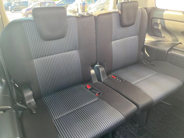 TOYOTA VOXY HYBRID 2016