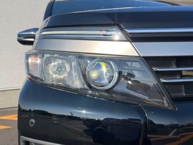 TOYOTA VOXY HYBRID 2016