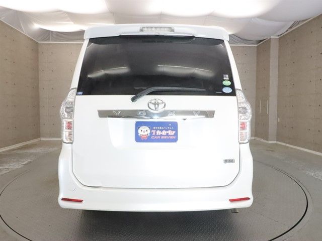 TOYOTA VOXY 2012