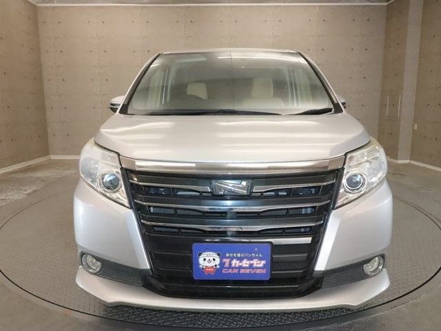 TOYOTA NOAH 2014