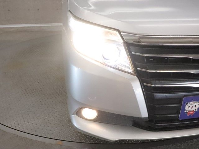 TOYOTA NOAH 2014