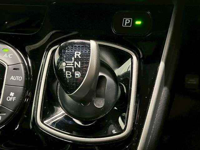 TOYOTA VOXY HYBRID 2021